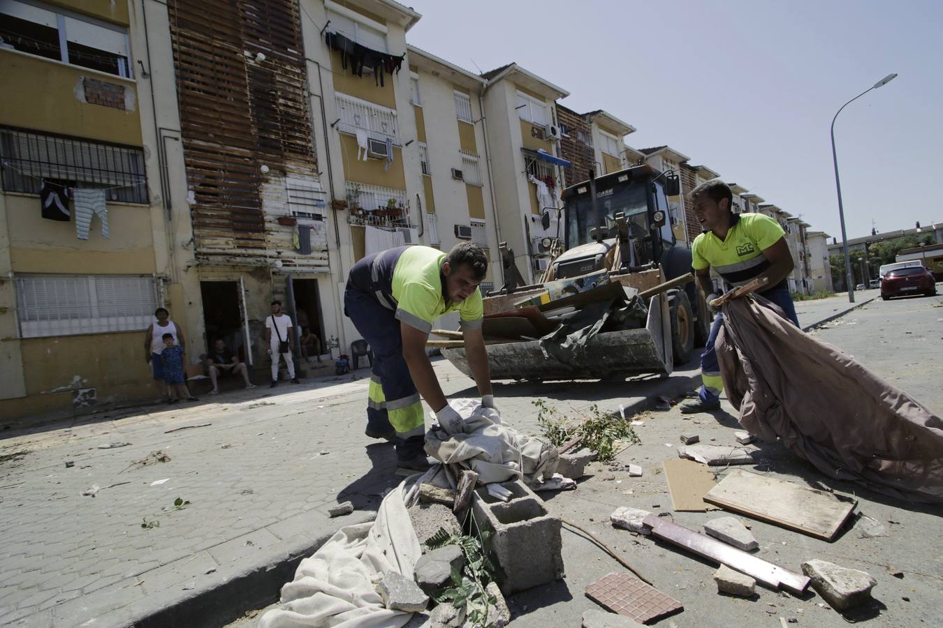 Derribo de patios ilegales en las Tres Mil, en imágenes