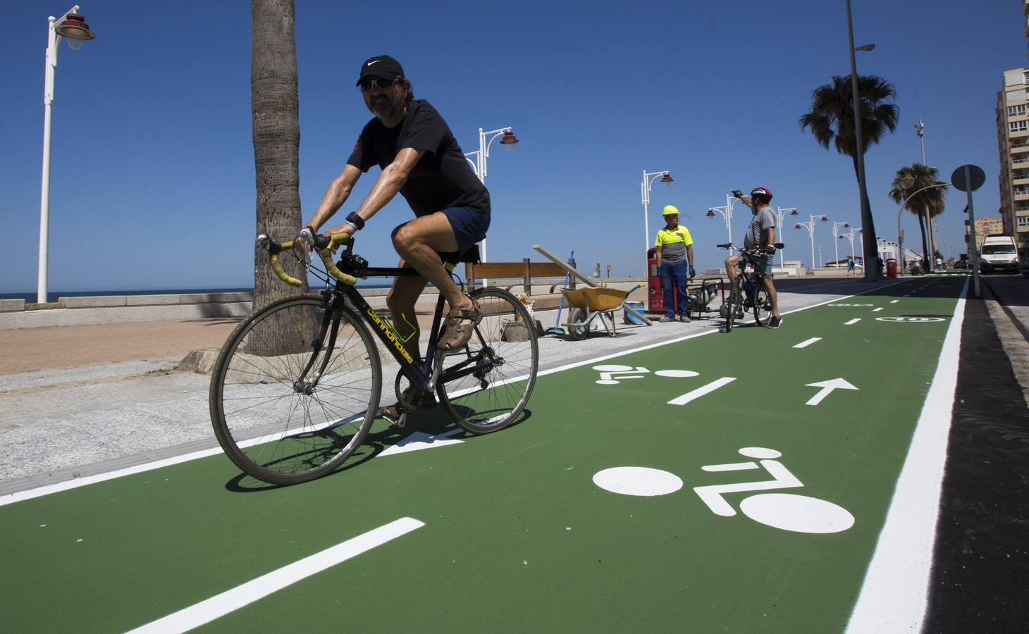Los ciclistas ya disfrutan del nuevo carril bici de Cádiz
