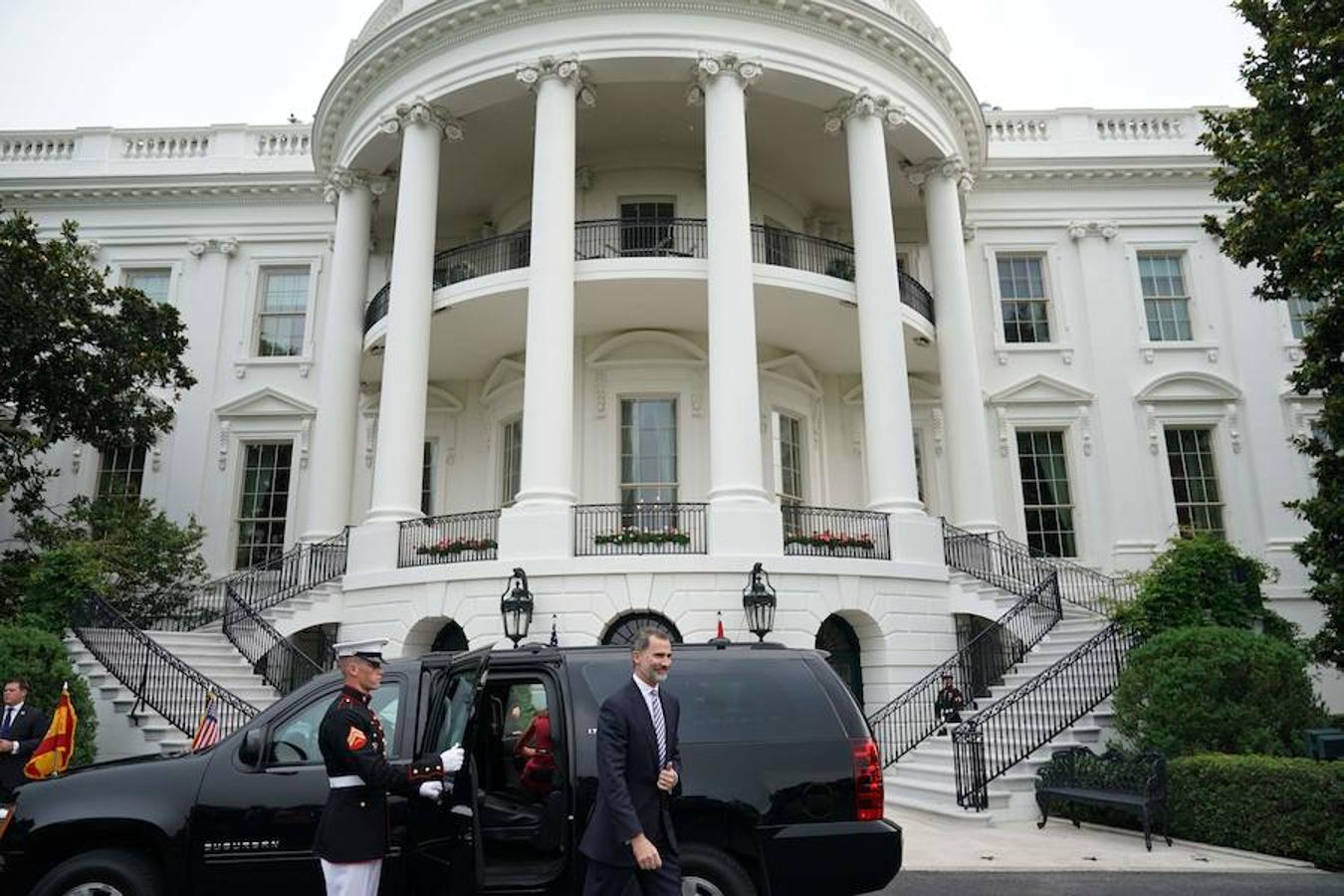 Los Reyes, a su salida del coche oficial que los ha conducido hasta la Casa Blanca.. 