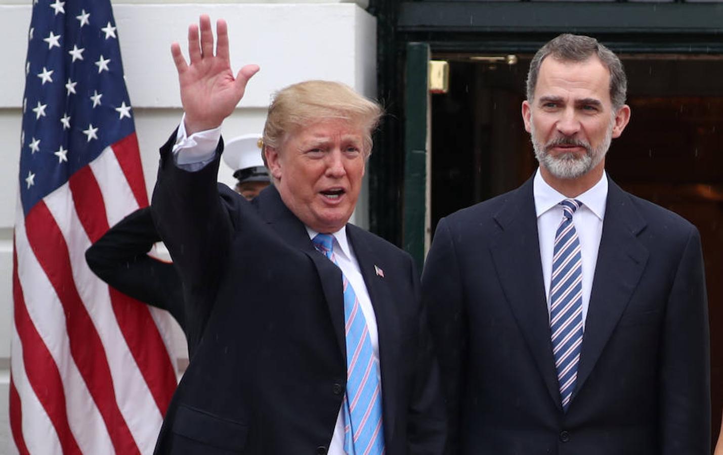 El presidente de Estados Unidos, Donald Trump, da la bienvenida a Felipe VI a la Casa Blanca.. 