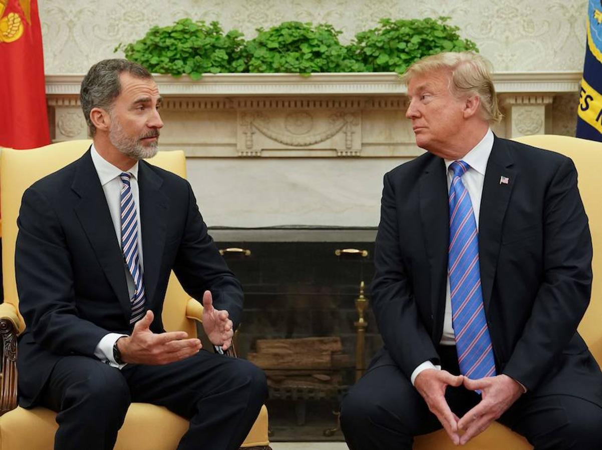 Felipe VI y el presidente estadounidense, Donald Trump, en el Despacho Oval de la Casa Blanca.. 