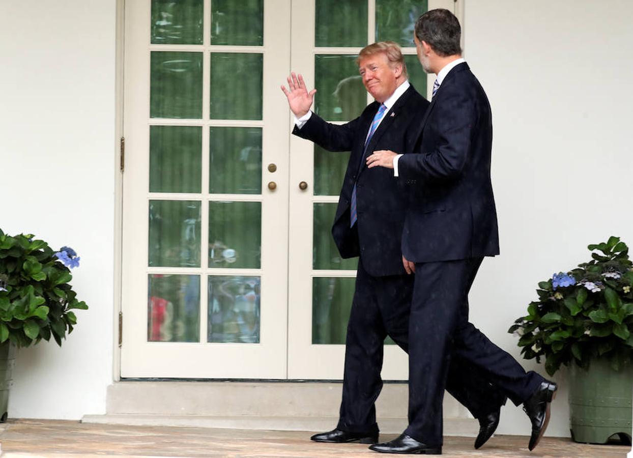 El presidente de Estados Unidos, Donald Trump, da la bienvenida a Felipe VI a la Casa Blanca.. 