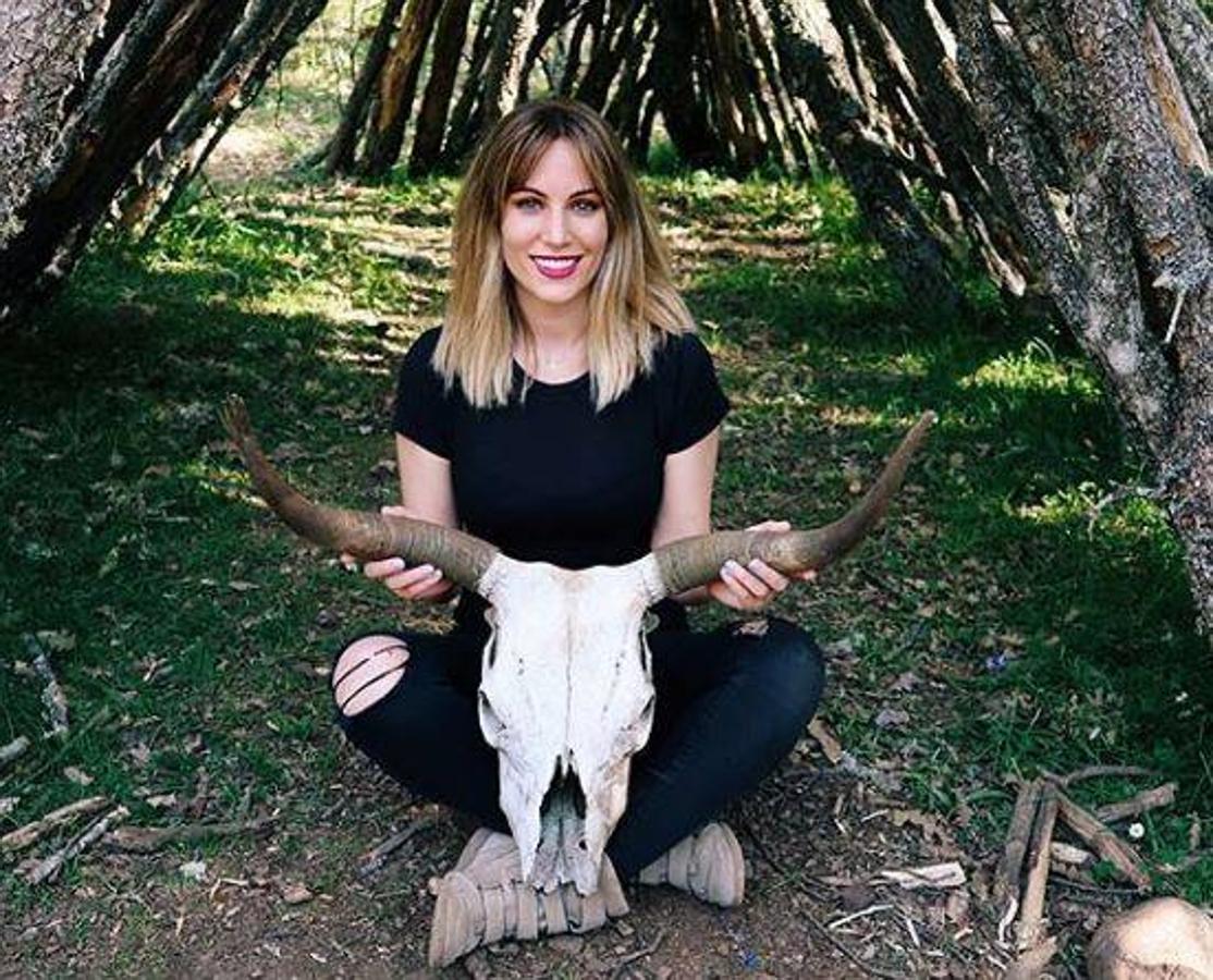 Edurne. La cantante se encuentra pasando unos días por la Sierra de Atapuerca y ha aprovechado también para visitar «Paleolitico Vivo -Living Paleo»