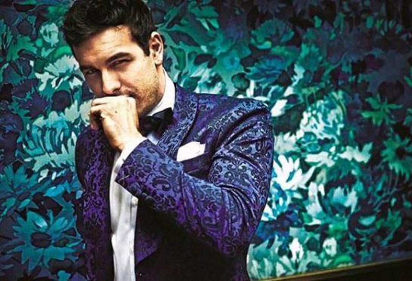 Mario Casas. La pareja de Blanca Suarez se deja ver en esta pose tan insinuante con un traje azul-granate cuyo estampado bien podría ser el mismo que el que resalta de la pared de atrás