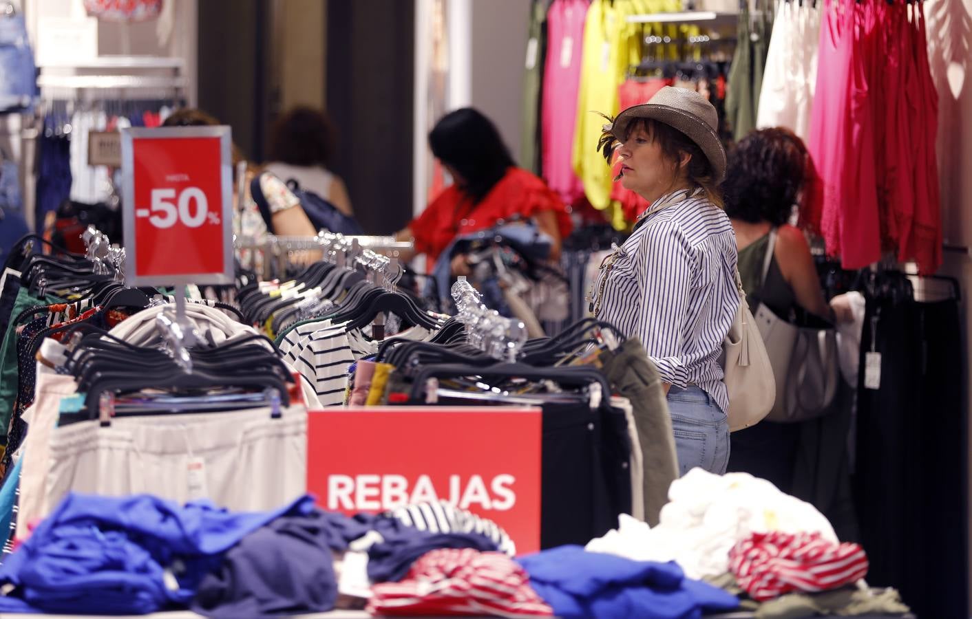 En imágenes, la «pretemporada» de rebajas en Córdoba