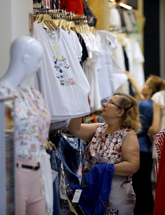 En imágenes, la «pretemporada» de rebajas en Córdoba