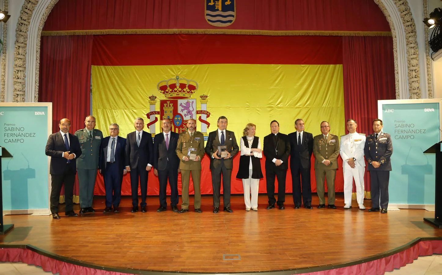 Fotografía de familia del acto de entrega del Premio Sabino Fernández Campo en el salón de actos de la Capitanía General de Sevilla