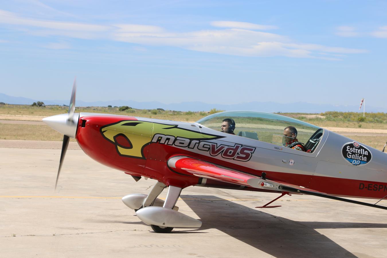 Antes de volar el avión, hay que calentar el motor durante al menos 10 minutos para asegurar su buen funcionamiento.. 