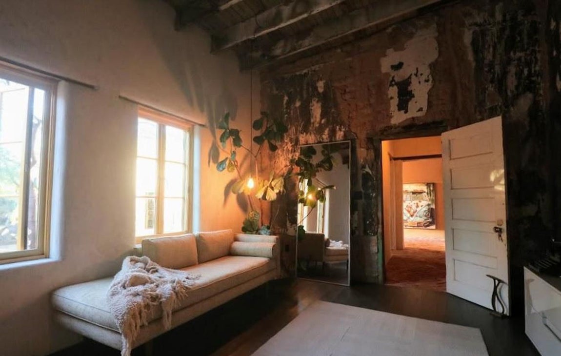 Iniciación. Keaton acaba de comprarse la casa, enamorada de su aire rústico. Siguió durante mucho tiempo páginas y blogs de decoración, así adquirió los conceptos de interiorismo que le sirvieron para crear el mismo ambiente que fluye en su piso de Los Ángeles