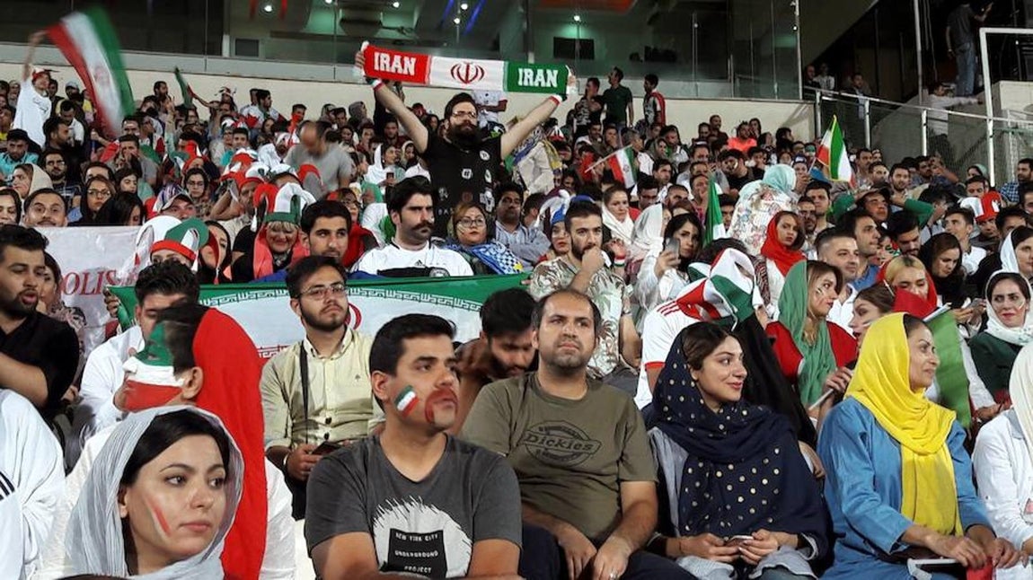 Las mujeres iraníes, por primera vez en el fútbol en Teherán