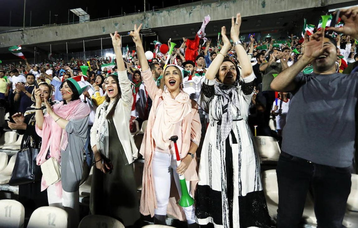 Las mujeres iraníes, por primera vez en el fútbol en Teherán