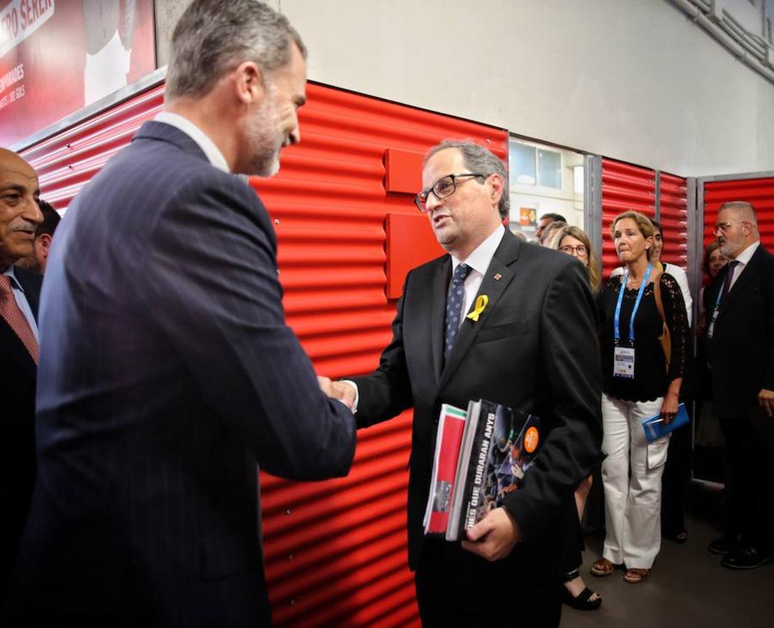 El presidente catalán, Quim Torra, saluda al Rey Felipe VI en la inauguración de los Juegos del Mediterráneo.. 