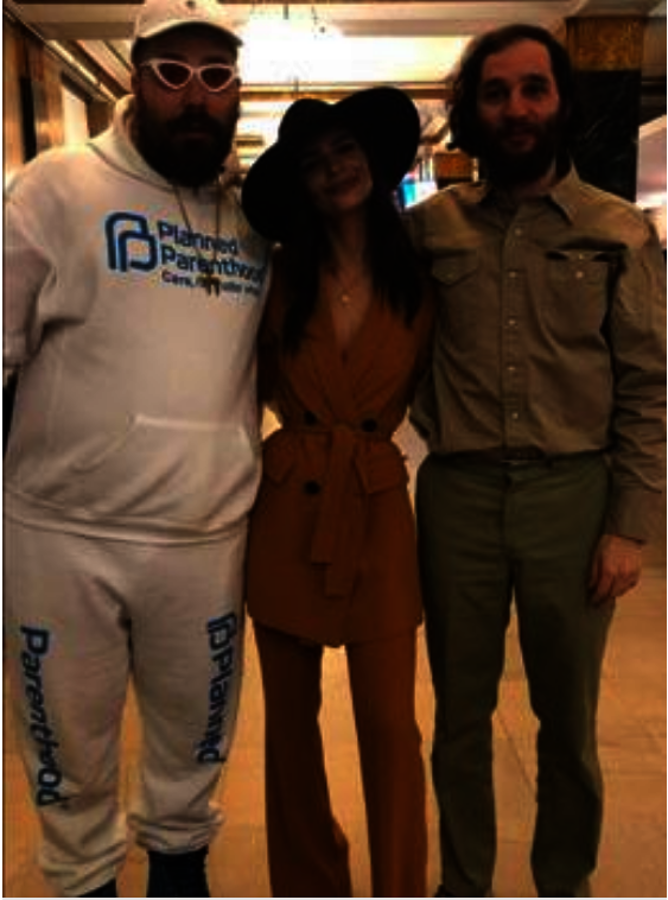 Emily Ratajkowski en su boda vistió de Zara. La modelo se casaba por sorpresa con el modelo Sebastian Bear-McClard. La novia lució un traje de chaqueta y pantalón de Zara de color naranja.