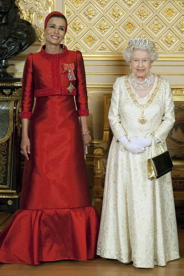 De rojo con la Reina de Inglaterra. 