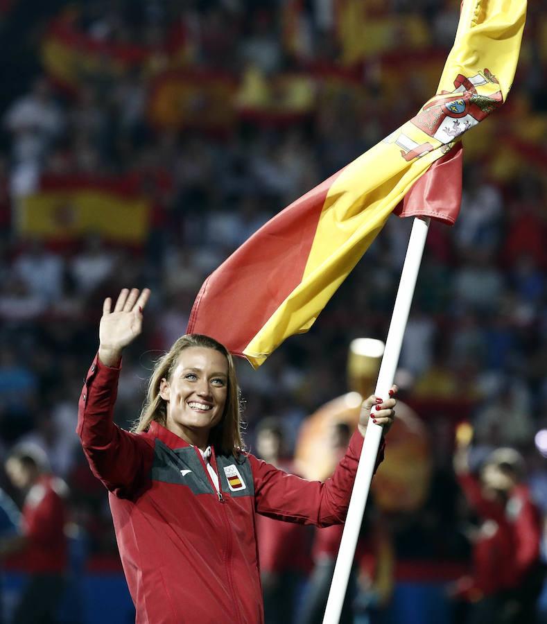 La abanderada española Mireia Belmonte durante la inauguración esta tarde en el Nou Estadi de los XVIII Juegos Mediterraneos.. 