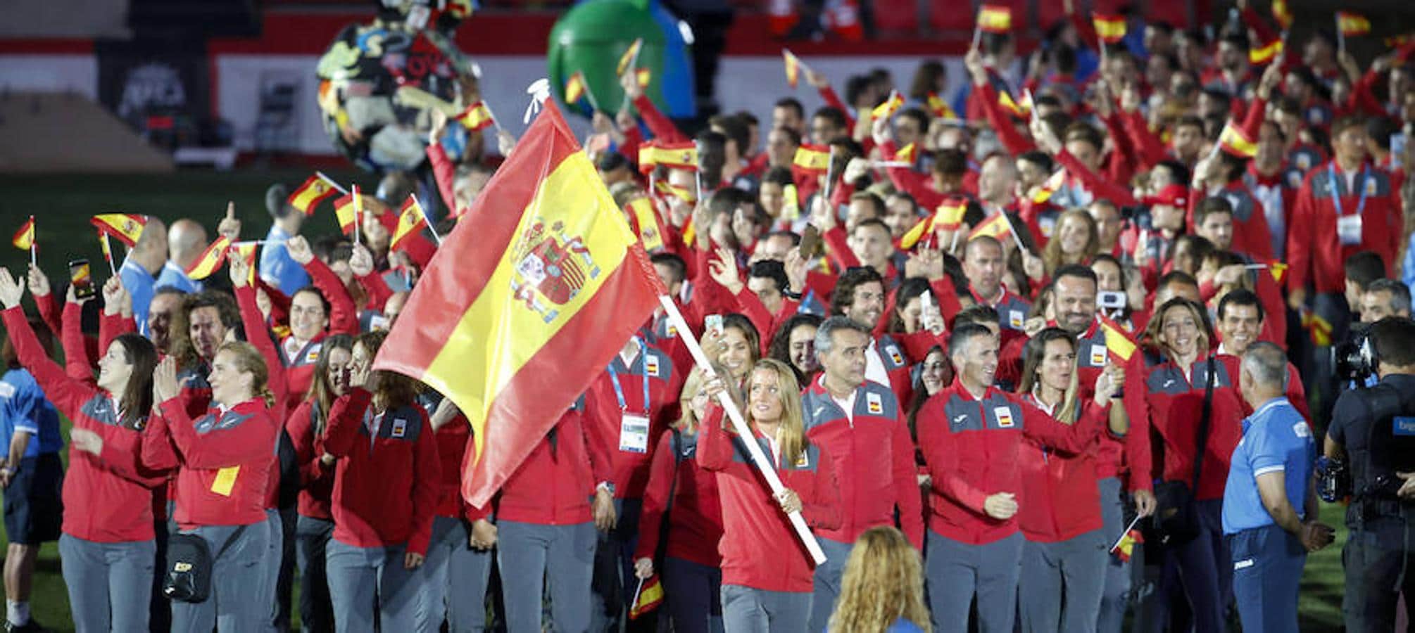 Desfile de la delegación de España, encabezada por la nadadora Mireia Belmonte durante el acto de inauguración hoy en Tarragona de la XVIII edición de los Juegos Mediterráneos.. 