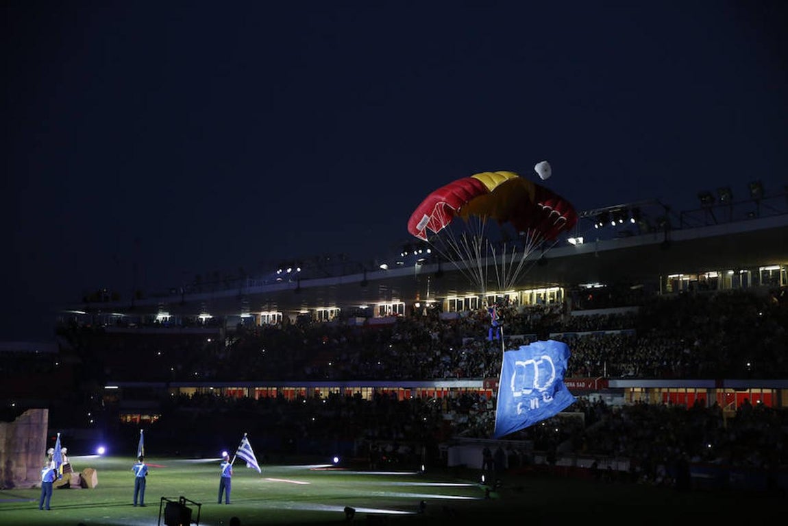 Una cabo de la Brigada Paracaidista desciende sobre el Nou Estadi de Tarragona con la badera de los juegos durante el acto de inauguración hoy en Tarragona de la XVIII edición de los Juegos Mediterráneos.. 