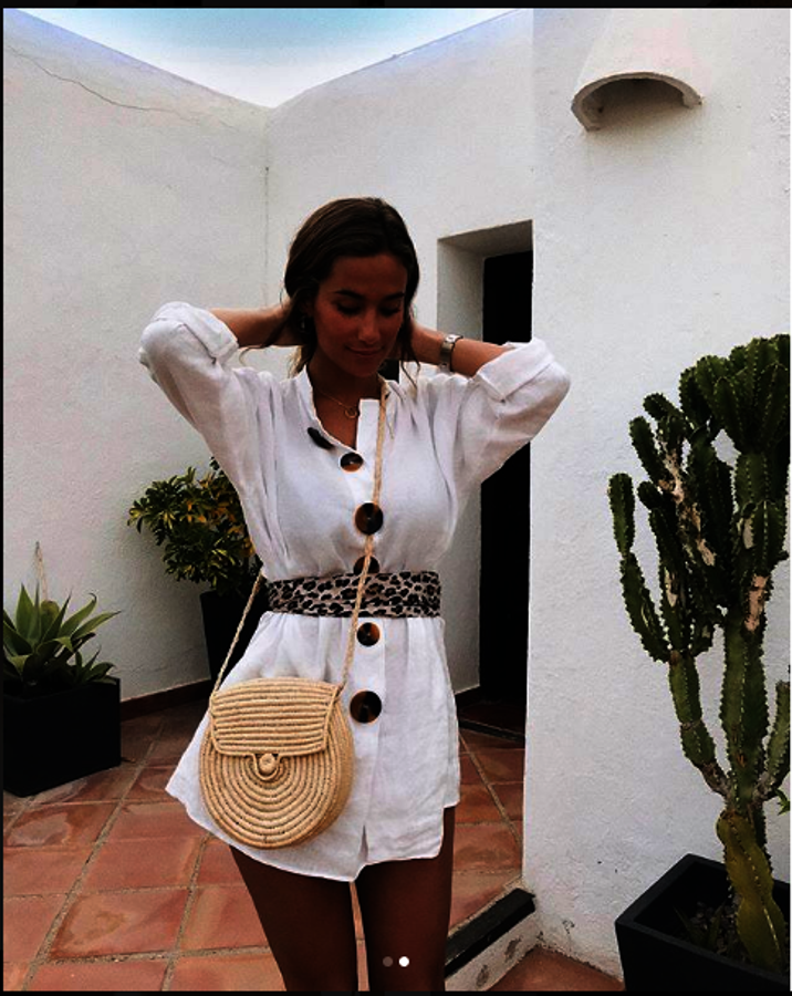 María Pombo y el vestido camisero. La influencer sirve como inspiración a la hora de combinar este vestido, pero además sugiere como hacerlo, pues ella opta por llevarlo como un vestido, pero también puede ponerse con unos pantalones si queda demasiado corto.