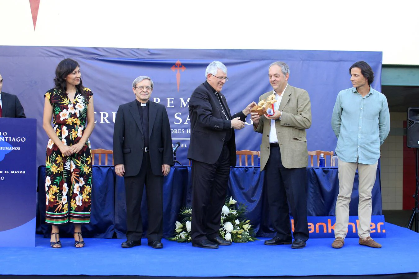 El arzobispo Braulio Rodríguez Plaza entregó el galardón «Cruz de Santiago» al director de la Fundación Pontificia de Ayuda a la Iglesia Necesitada. 