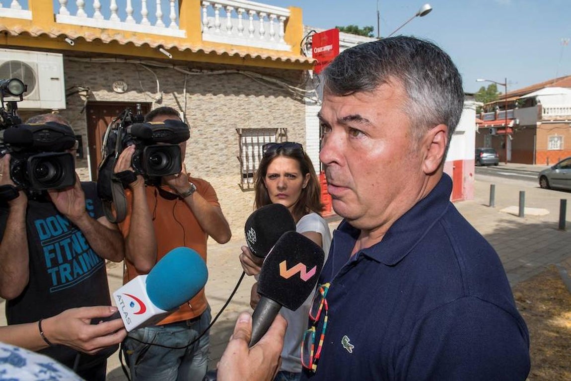 El abogado de La Manada, Agustín Martínez, atiende a los medios de comunicación. 