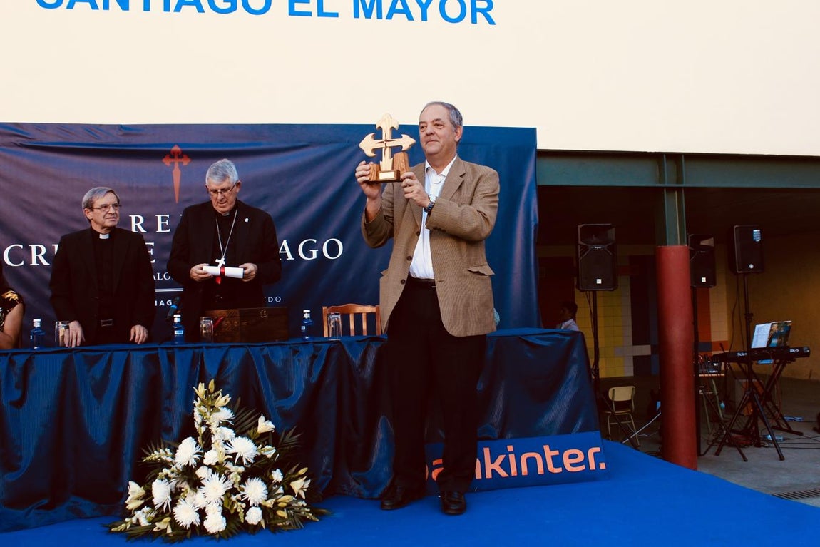 Javier Menéndez Ros con su galardón. 