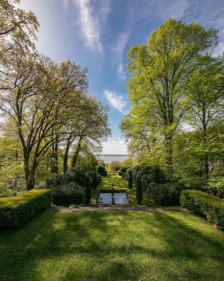 Jardines Palaciegos. <a href="https://www.abc.es/estilo/gente/abci-jacques-bascher-hombre-enemisto-yves-saint-laurent-y-karl-lagerfeld-201706180037_noticia.html" target="_blank">Villa Jacko se alza imponente en un antiguo pueblo pesquero en la margen derecha del río Elba, se llama Blankenese y hoy se ha convertido hoy se ha convertido en uno de los más caros y exclusivos distritos de Hamburgo. El modisto vivió en la mansión desde el año 1991 a 1998, hoy decide desprenderse de su pasado por 10 millones de euros. </a>