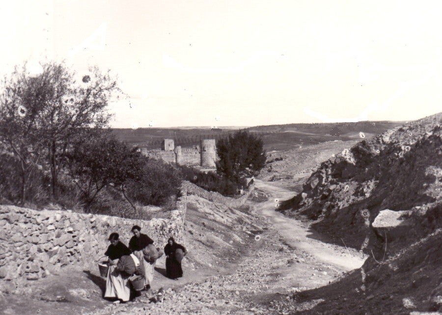 Mujeres caminando por los cerros de San Blas hacia Cobisa o Burguillos. Foto Colección particular F. Villasante. 