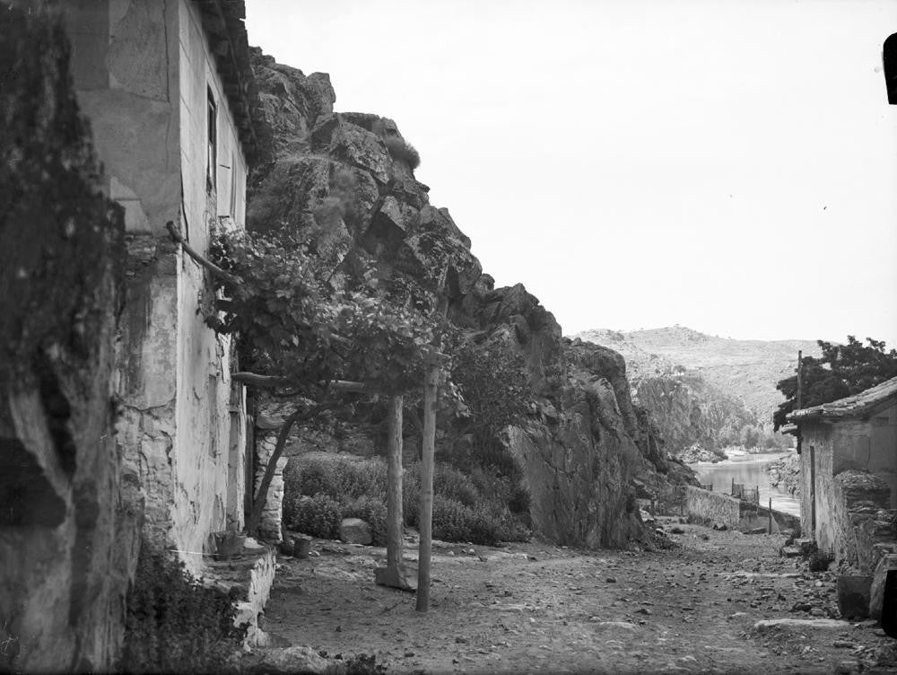 Casa en el camino del Tajo, bajo San Servando, citada (equivocadamente) como el Parador de Macho. Fototeca del Patrimonio Histórico. 