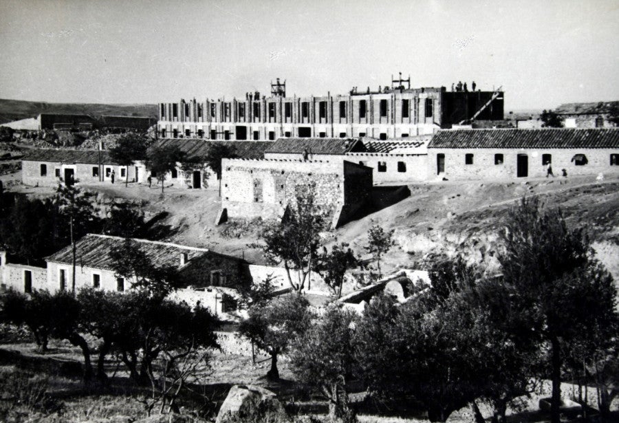 Construcción de la Academia de Infantería hacia 1942 y casas del barrio San Blas. Archivo Municipal de Toledo. 