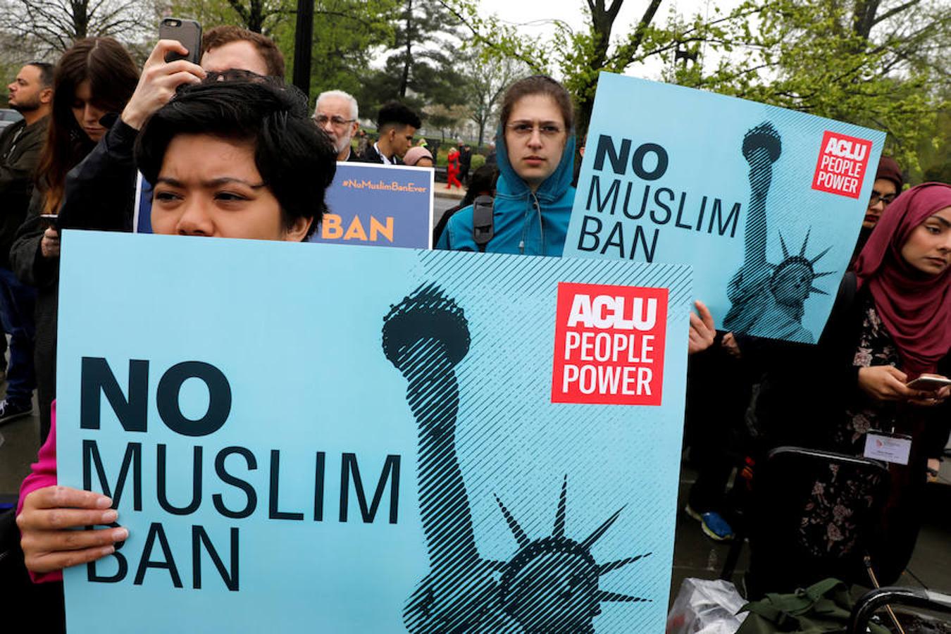 Un grupo de manifestantes protesta contra el veto migratorio de Donald Trump frente al Tribunal Supremo de Estados Unidos, en Washington.. 