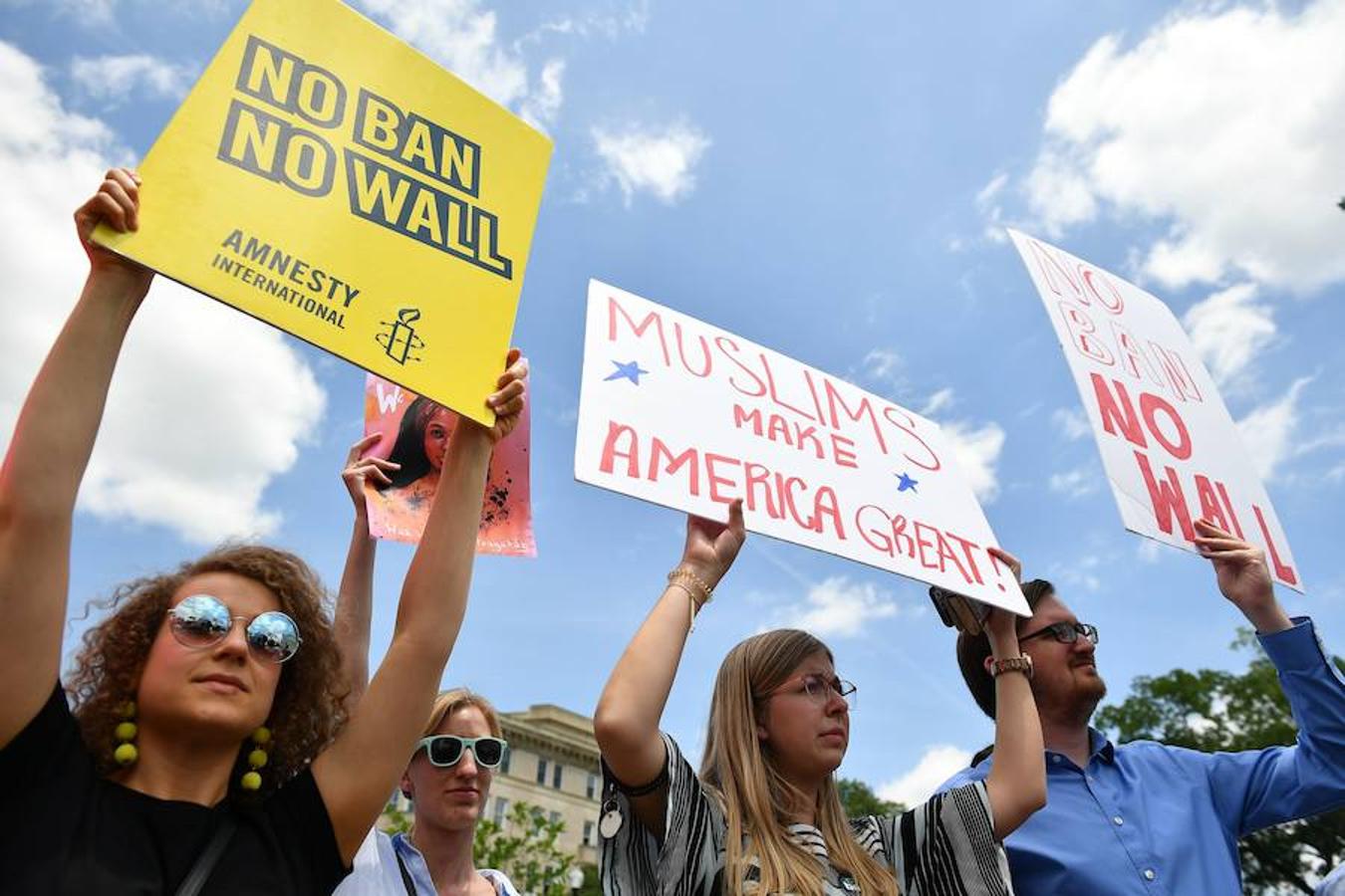 Un grupo de manifestantes protesta contra el veto migratorio de Donald Trump frente al Tribunal Supremo de Estados Unidos, en Washington.. 