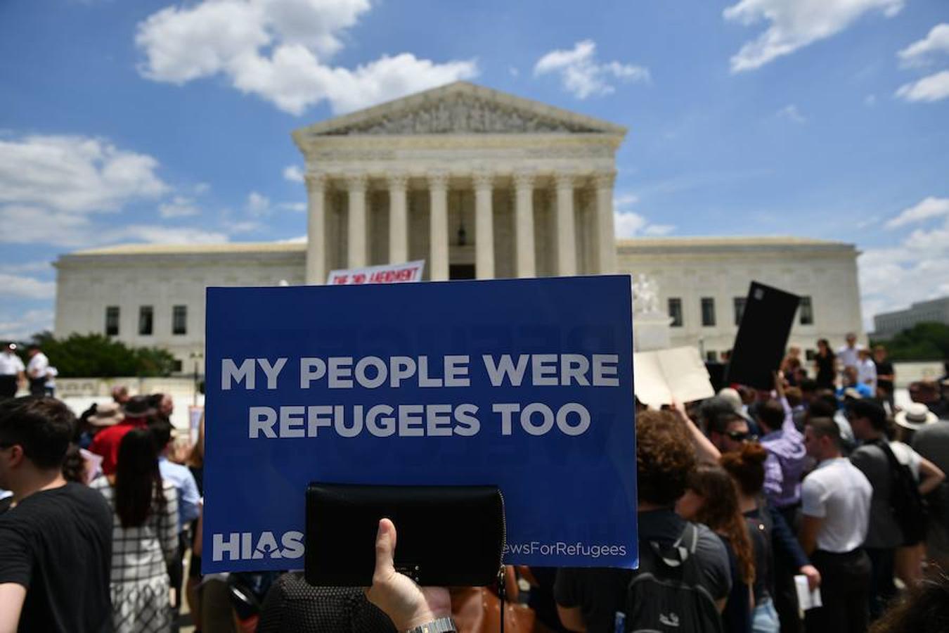 Un grupo de manifestantes protesta contra el veto migratorio de Donald Trump frente al Tribunal Supremo de Estados Unidos, en Washington.. 