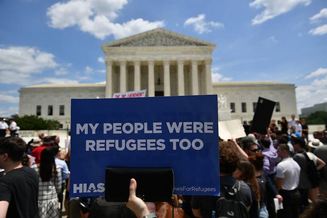 Un grupo de manifestantes protesta contra el veto migratorio de Donald Trump frente al Tribunal Supremo de Estados Unidos, en Washington.. 