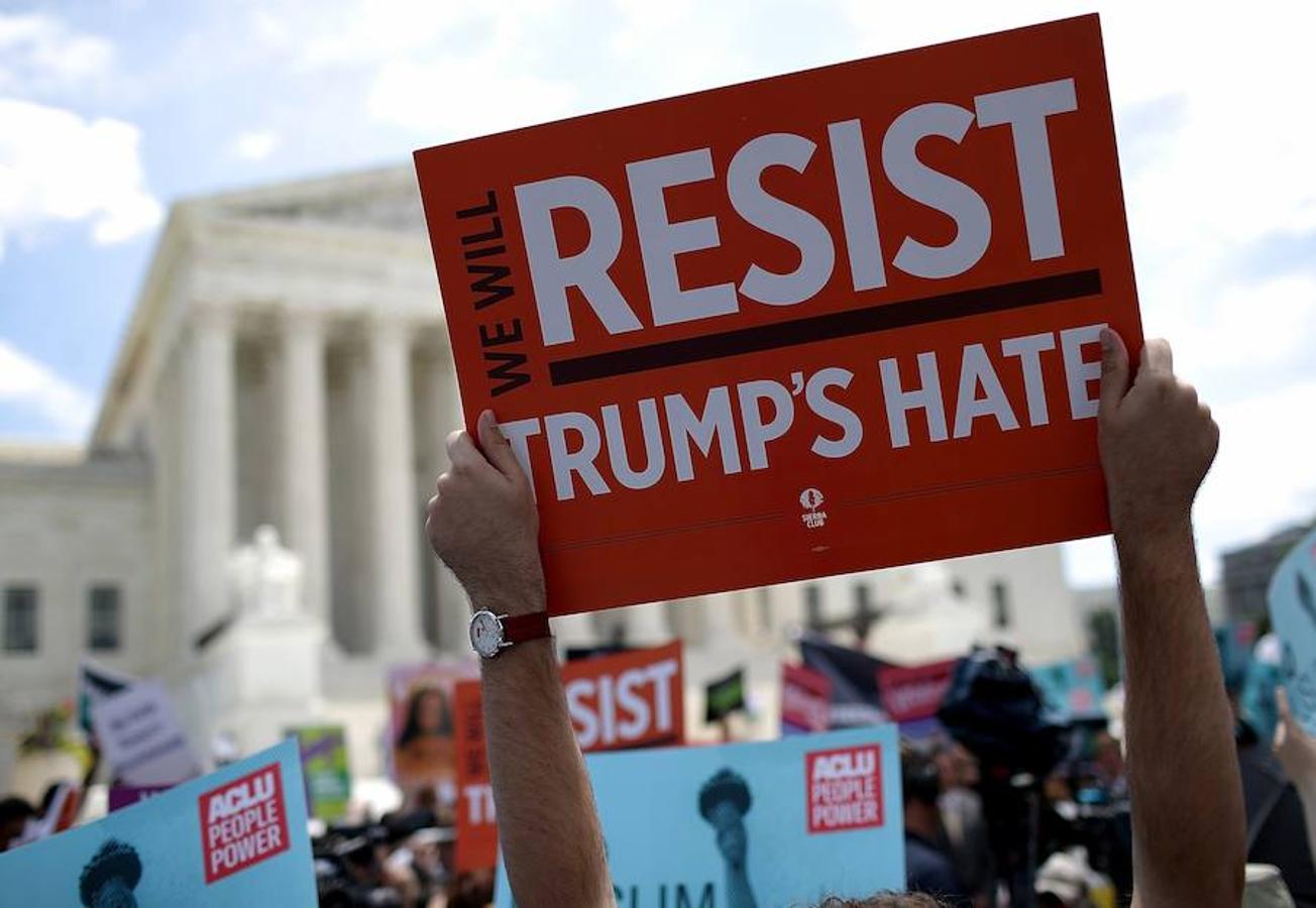 Un grupo de manifestantes protesta contra el veto migratorio de Donald Trump frente al Tribunal Supremo de Estados Unidos, en Washington.. 