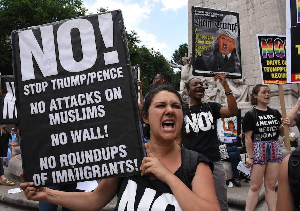 Un grupo de manifestantes protesta contra el veto migratorio de Donald Trump en el Columbus Circle de Nueva York.. 