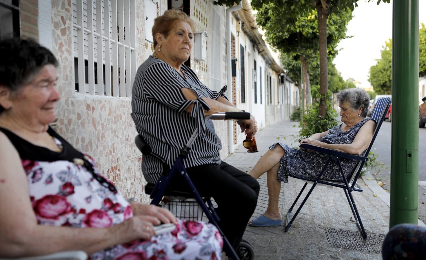 En imágenes, el popular barrio de Cañero en Córdoba combate el calor en la calle