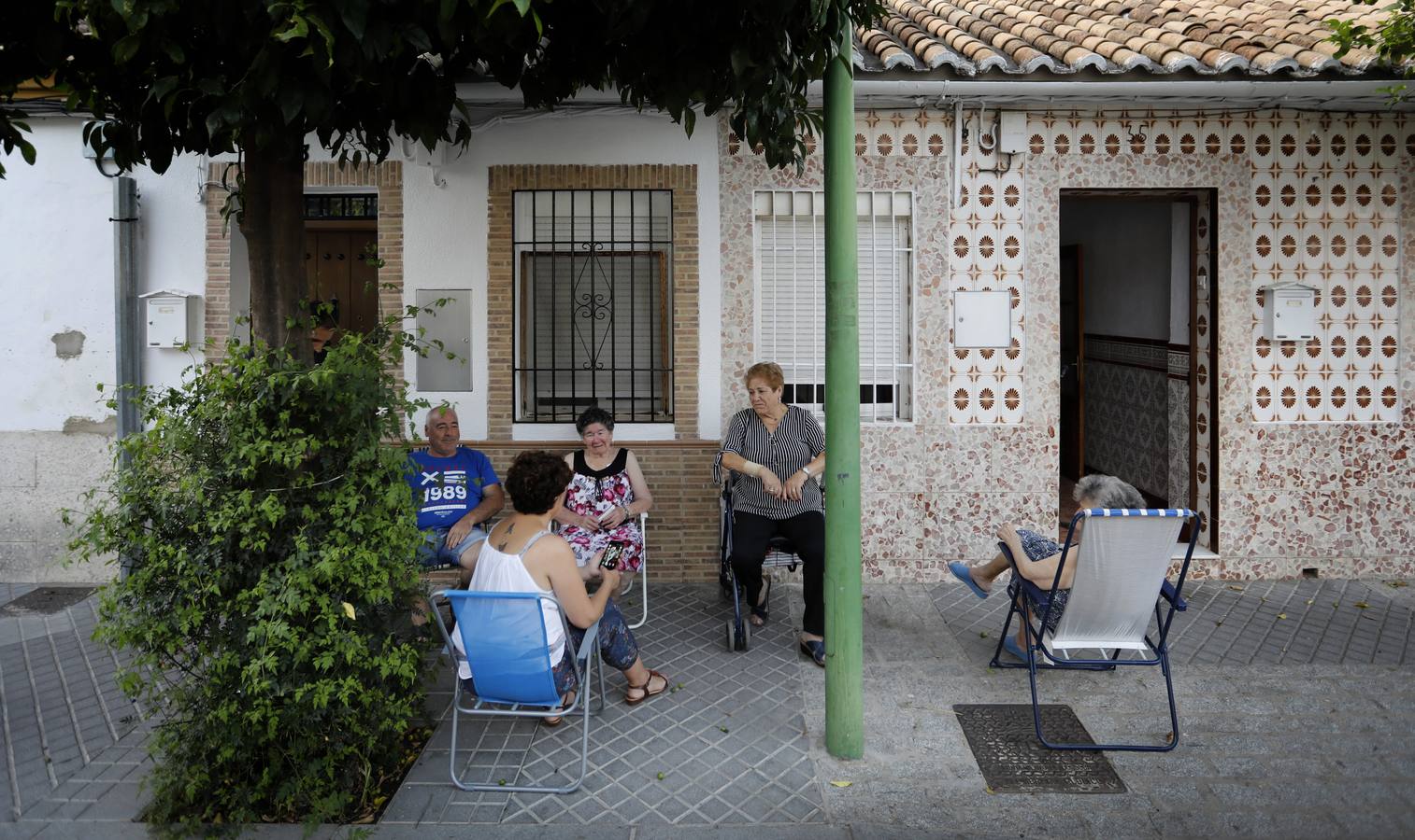 En imágenes, el popular barrio de Cañero en Córdoba combate el calor en la calle