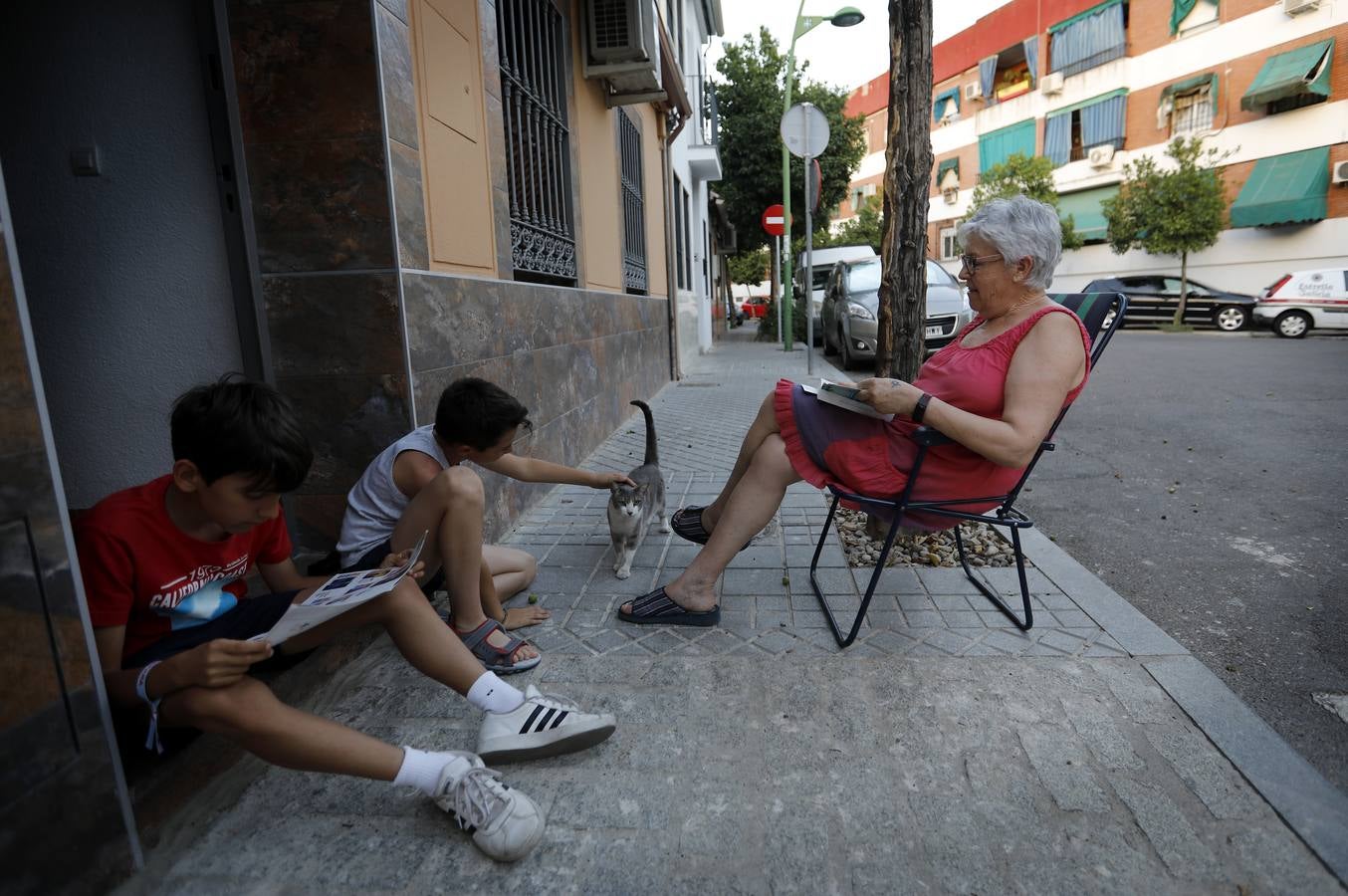 En imágenes, el popular barrio de Cañero en Córdoba combate el calor en la calle