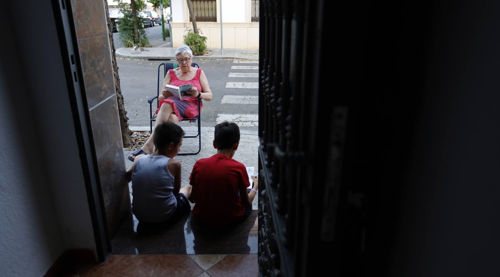 En imágenes, el popular barrio de Cañero en Córdoba combate el calor en la calle