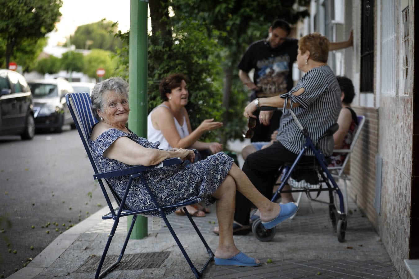 En imágenes, el popular barrio de Cañero en Córdoba combate el calor en la calle