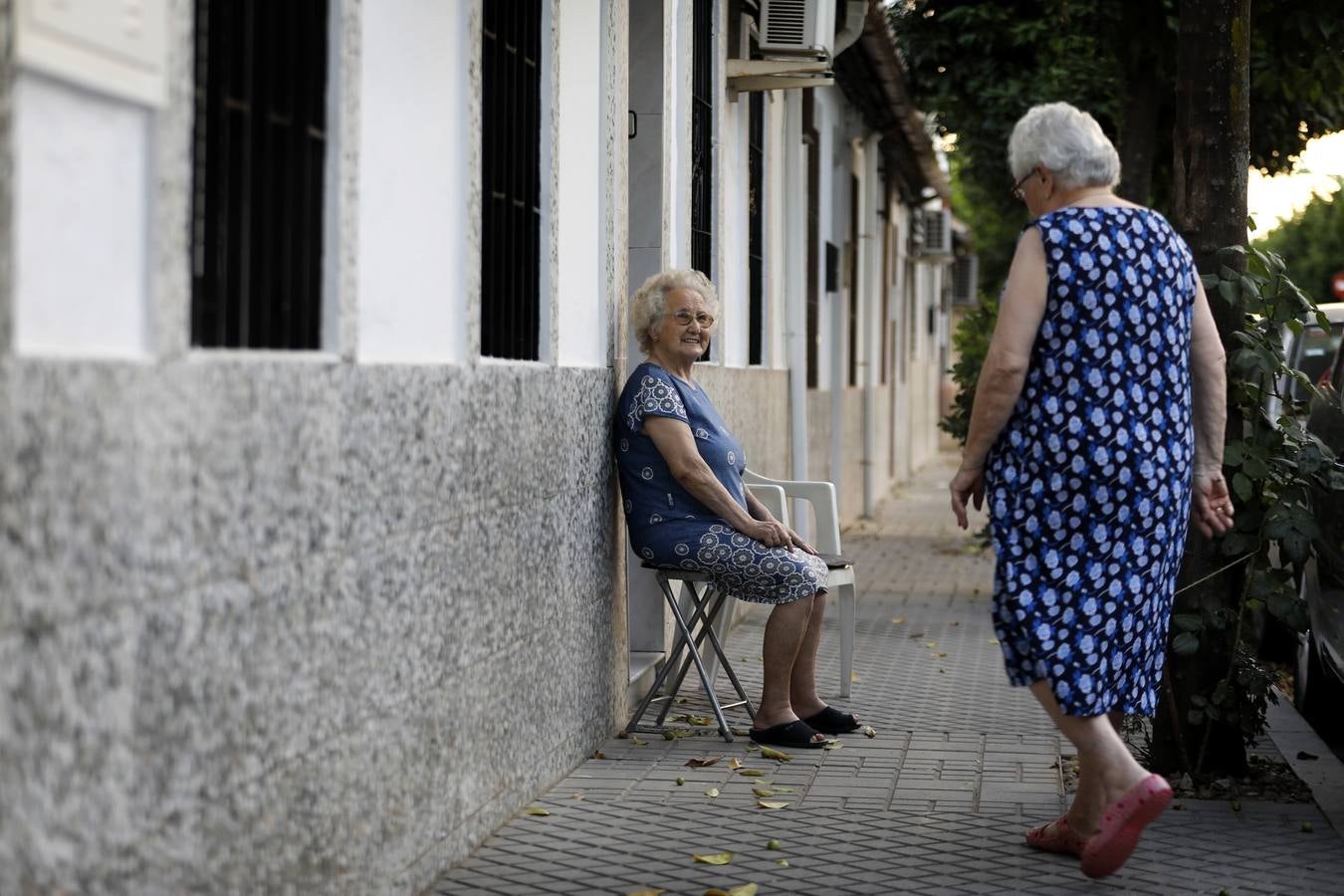 En imágenes, el popular barrio de Cañero en Córdoba combate el calor en la calle