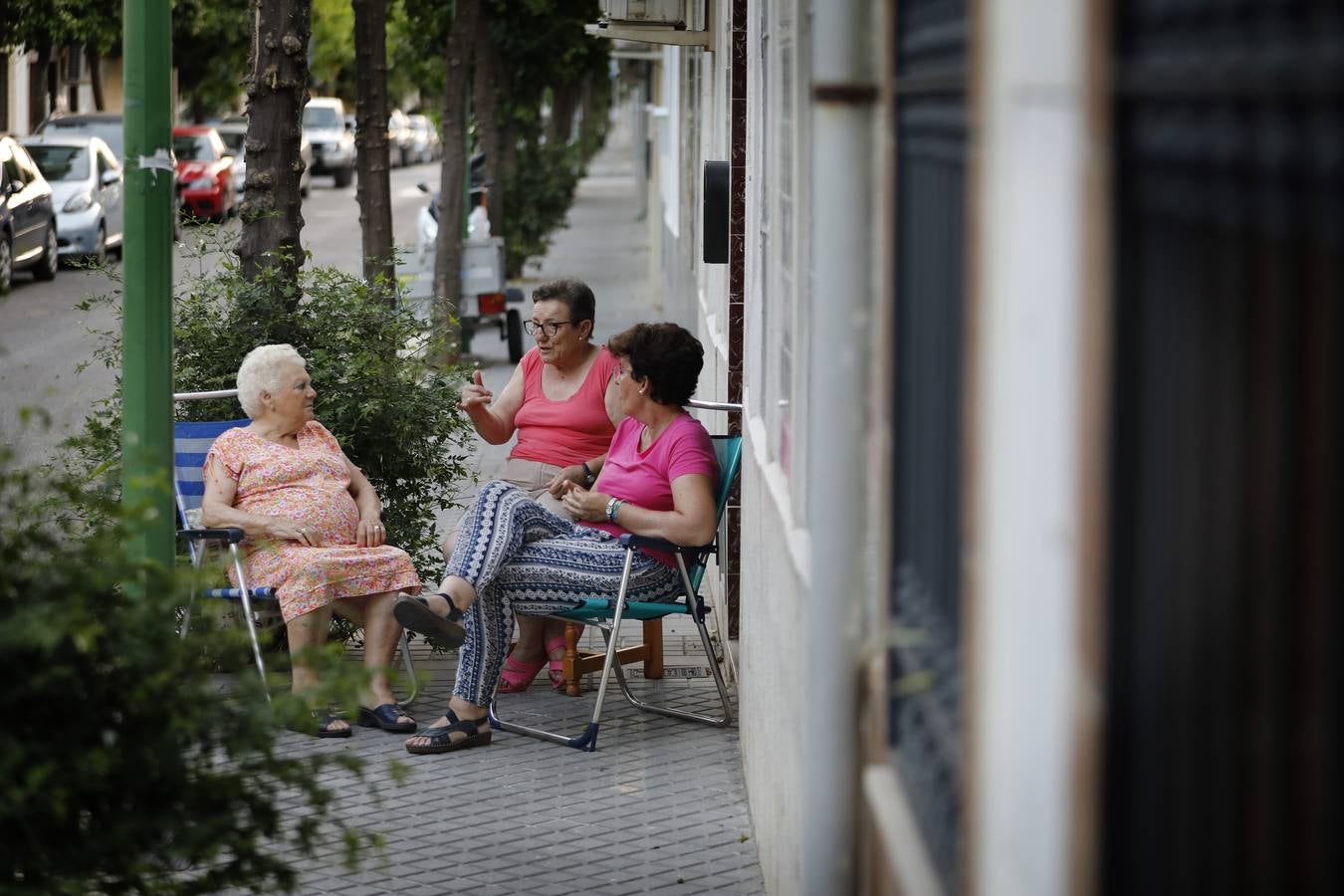 En imágenes, el popular barrio de Cañero en Córdoba combate el calor en la calle