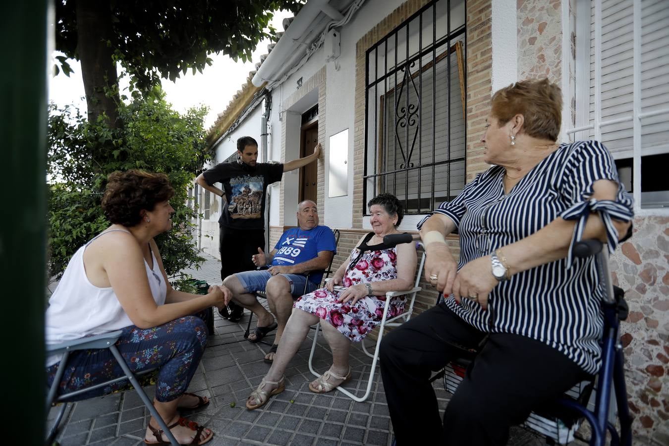 En imágenes, el popular barrio de Cañero en Córdoba combate el calor en la calle