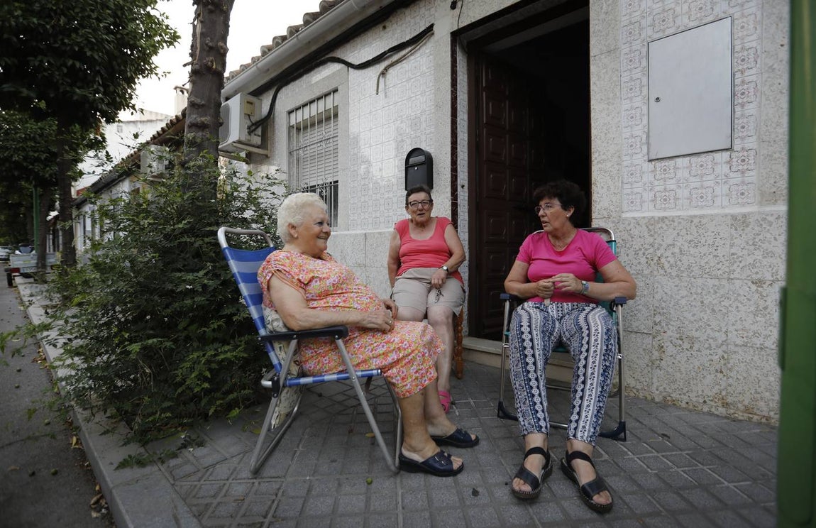 En imágenes, el popular barrio de Cañero en Córdoba combate el calor en la calle