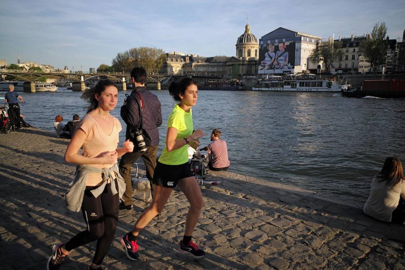 Así es la «playa» de París. Cada verano, los muelles y orillas del Sena se liberan del tráfico automovilístico y se convierten en un espacio donde muchos acuden a tomar el sol, leer y compartir el día con amigos