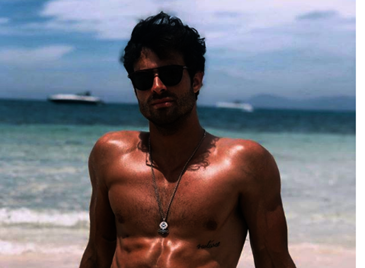 Juan Betancourt. El modelo brocea su cuerpo en la playa, para logran un bronceado de 10. Tras su ruptura con Rocío Crusset, Betancourt podría haber iniciado una nueva relación.