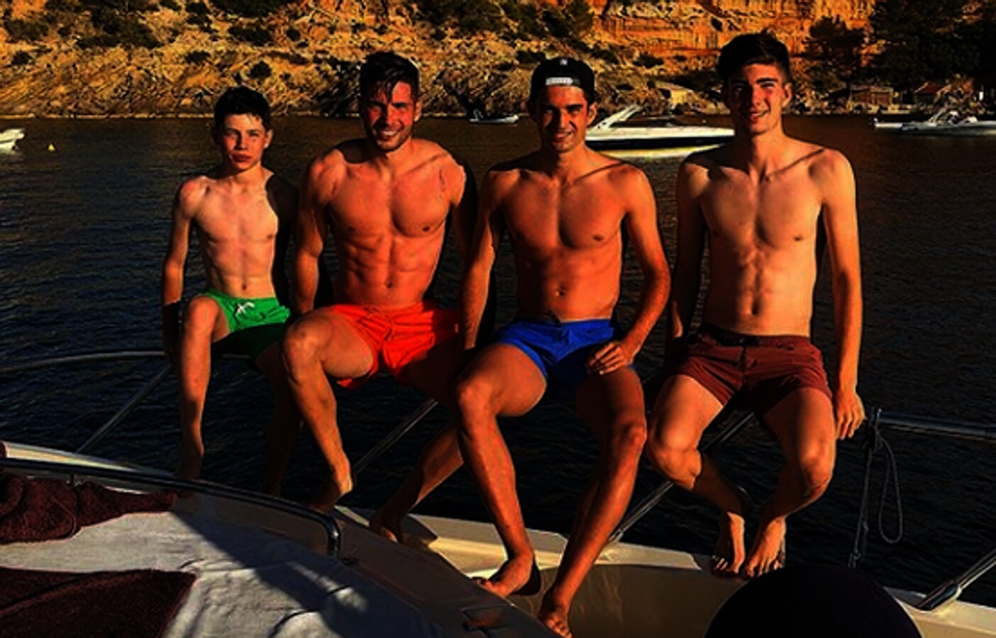 Vacaciones en familia. Luca Zidane, el segundo hijo de Zidane, comparte esta imagen con sus hermanos en las playas de Ibiza. Una estancia de desconexión familiar en la que aprovechan para coger colorcito.