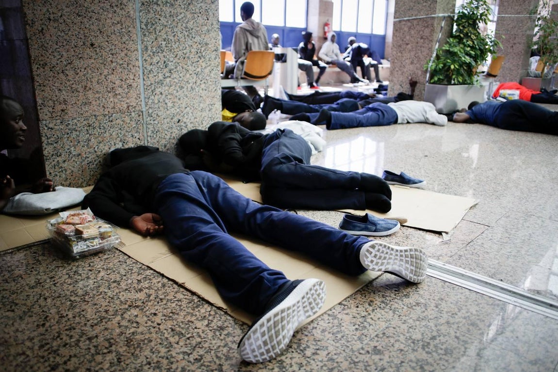 Los inmigrantes, hacinados en el puerto de Algeciras