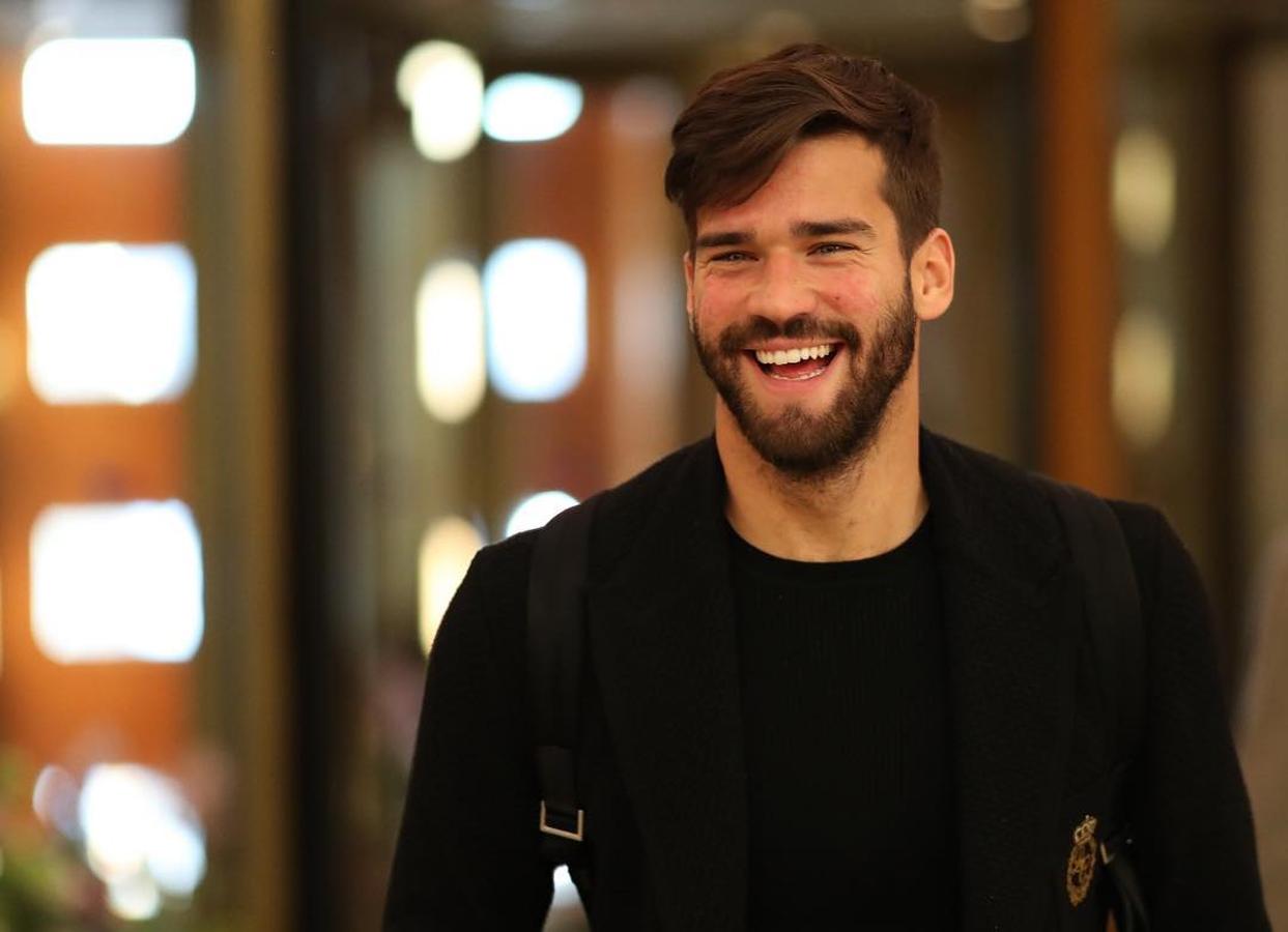 Allison Becker, jugador de la Selección de Brasil. El portero brasileño de la Roma está en un momento dulce en lo profesional. Tras salirse con su equipo en la Champions League, donde llegó a semifinales, se lo están rifando varios equipos grandes de Europa, si bien la Roma no lo pondrá fácil ya que ha tasado a su guardameta en 100 millones de euros.