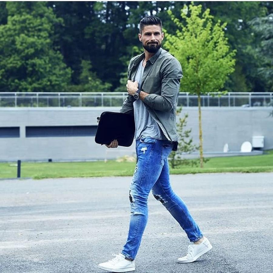 Olivier Giroud, jugador de la Selección de Francia. A la sombra precisamente de Griezmann y Mbappé en la delantera francesa se encuentra el tanque Olivier Giroud, delantero centro del Chelsea, donde le ha robado muchos minutos al español Álvaro Morata esta temporada, siendo uno de las causas de que éste se quedara sin Mundial.